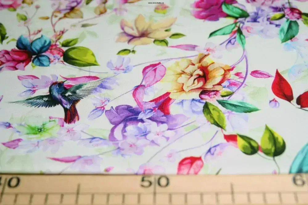 Teplákovina metráž kolibřík s květinami na světlé