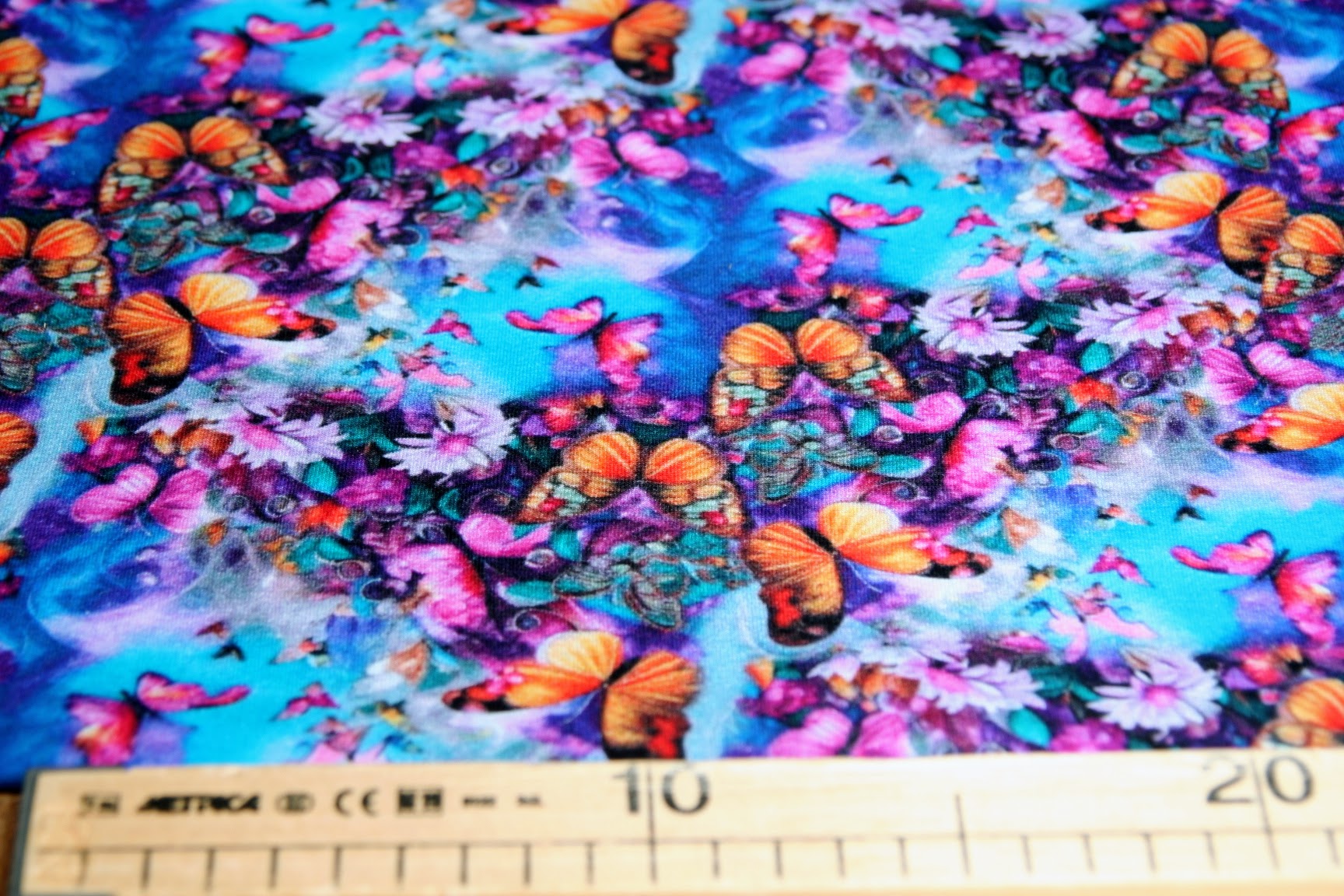 Úplet fantasy motýli v duhových barvách