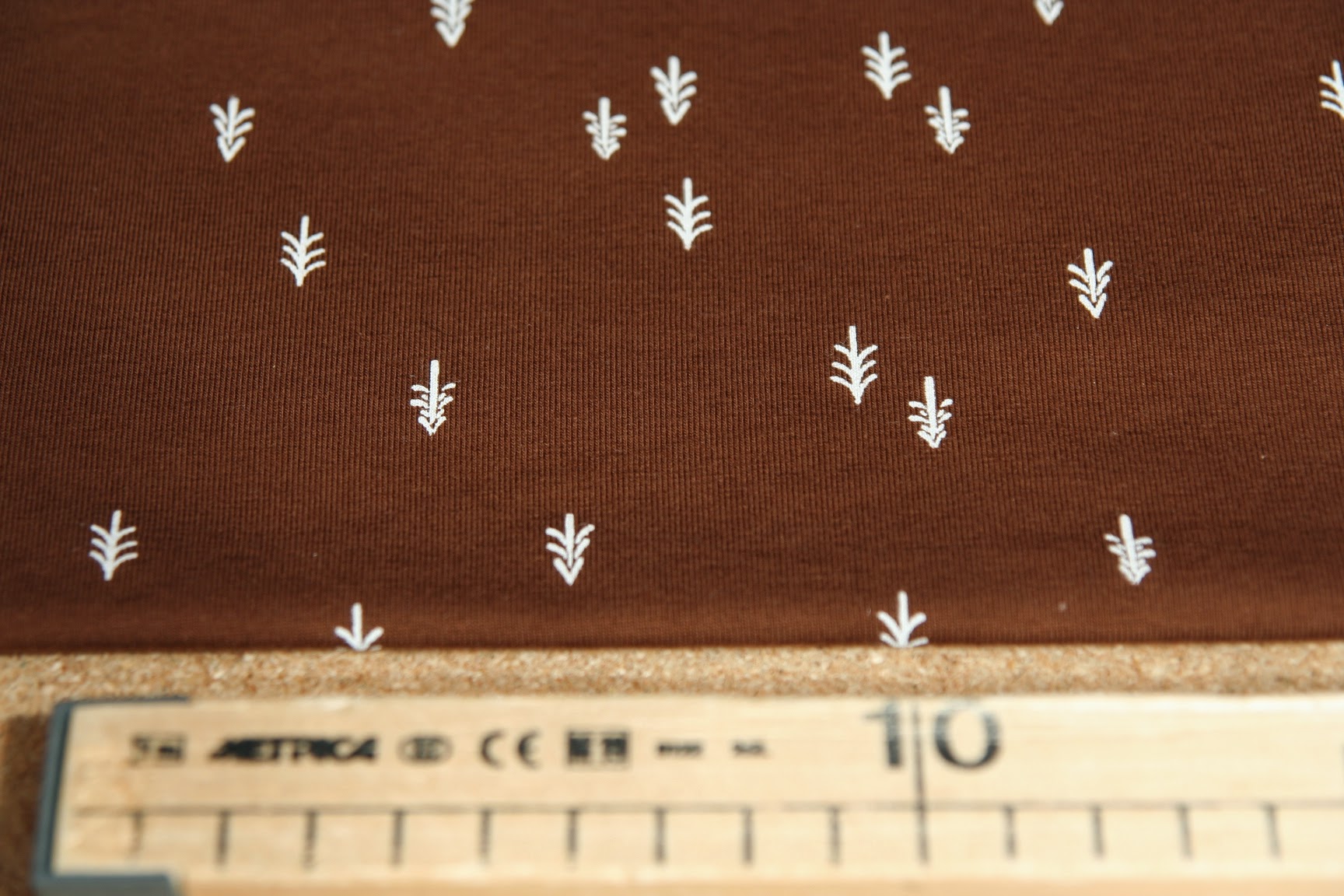 Úplet bílé stromečky na hnědé