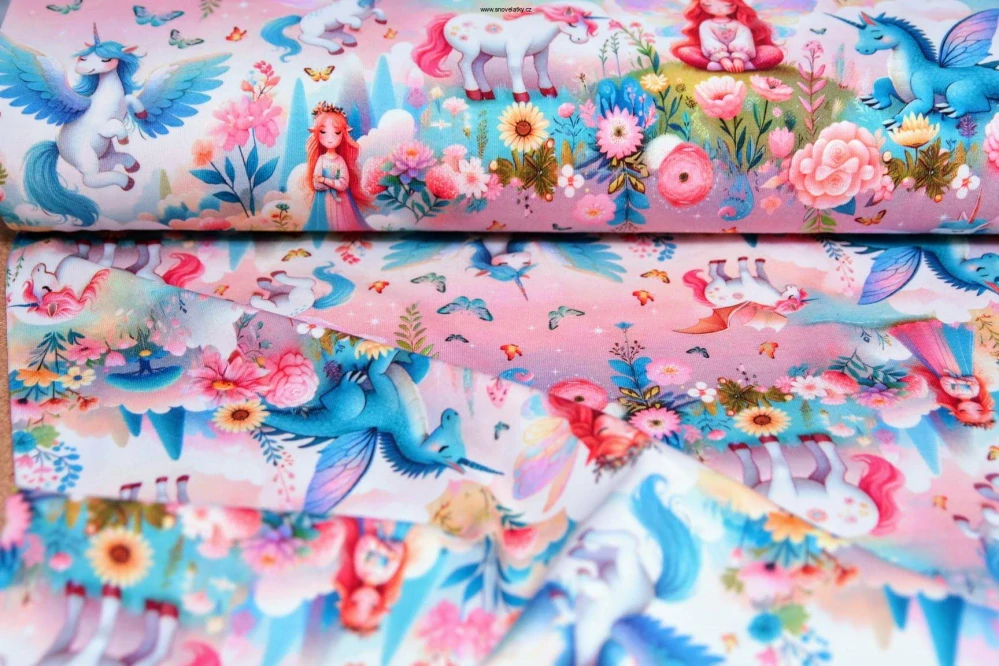 Úplet pohádka s vílami a jednorožci na růžové
