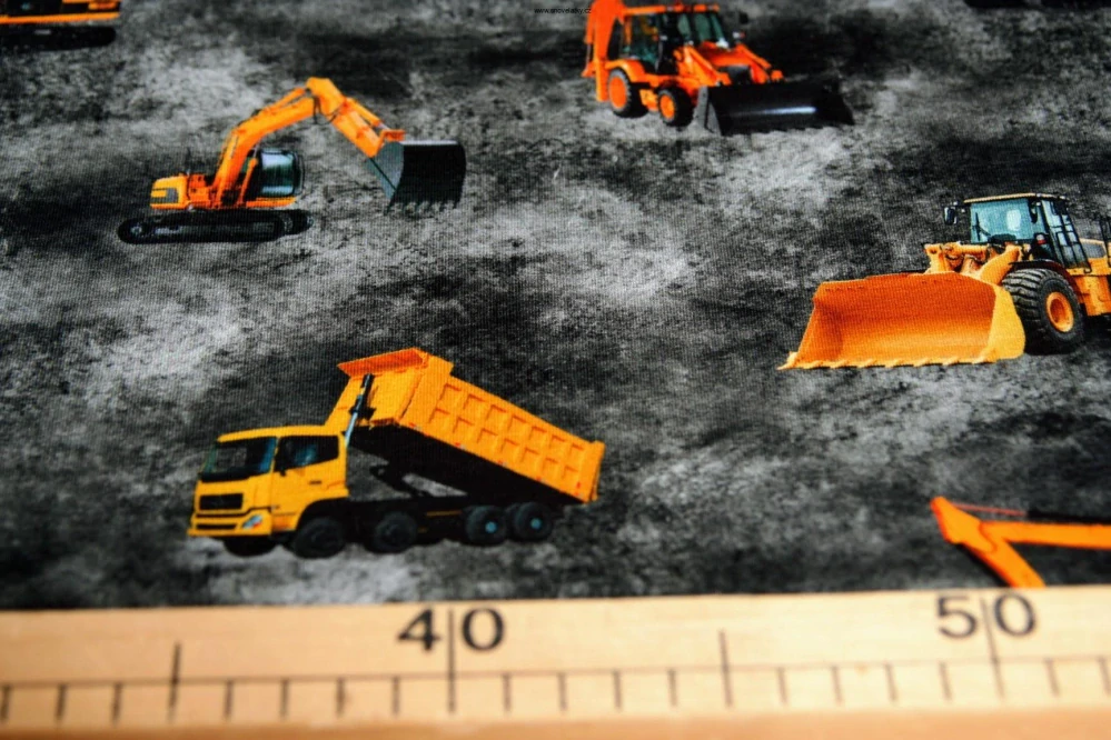 Úplet žlutý bagr a nákladní auto na šedém betonu