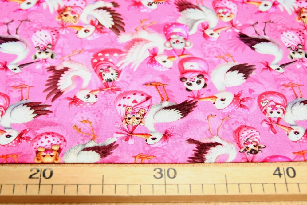 Úplet čápy nosí děti na růžové