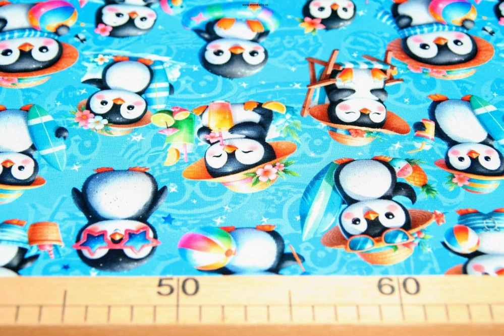 Úplet tučnáci na letní dovelené na modré