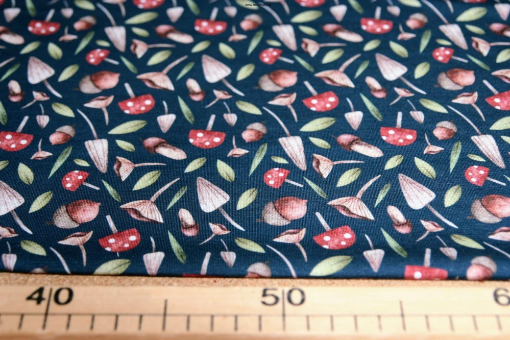 Úplet potisk muchomůrka s žaludy na tmavě modré