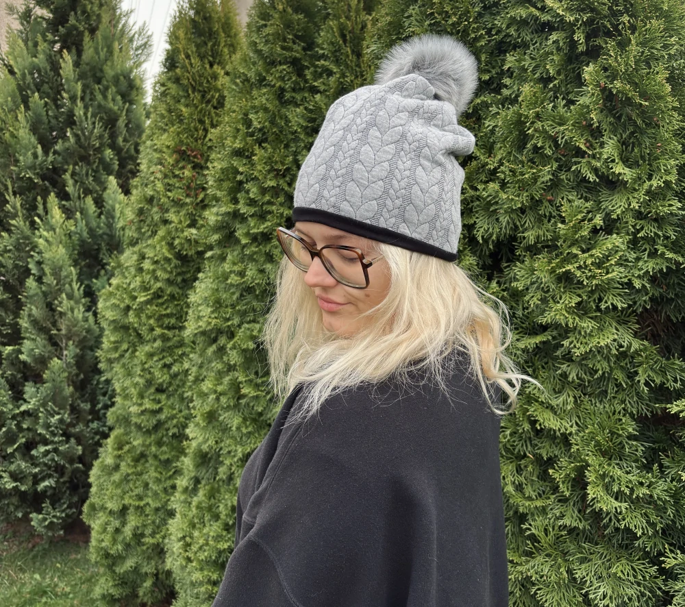 Čepice s bambulí vel 50 sv. šedá