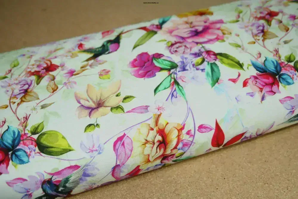 Teplákovina metráž kolibřík s květinami na světlé