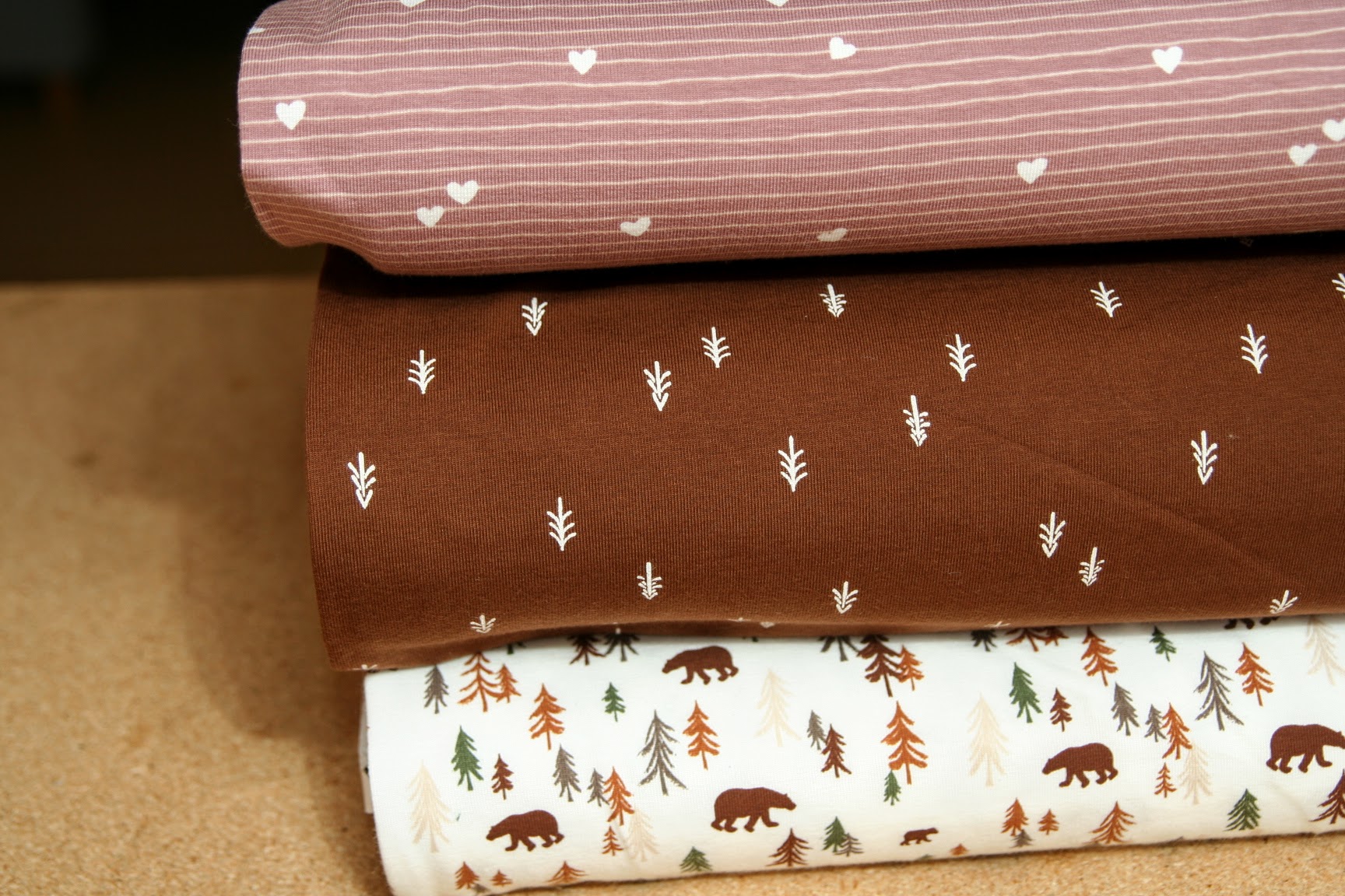 Úplet bílé stromečky na hnědé