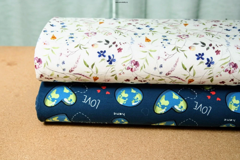 Teplákovina Zeměkoule Love na modré