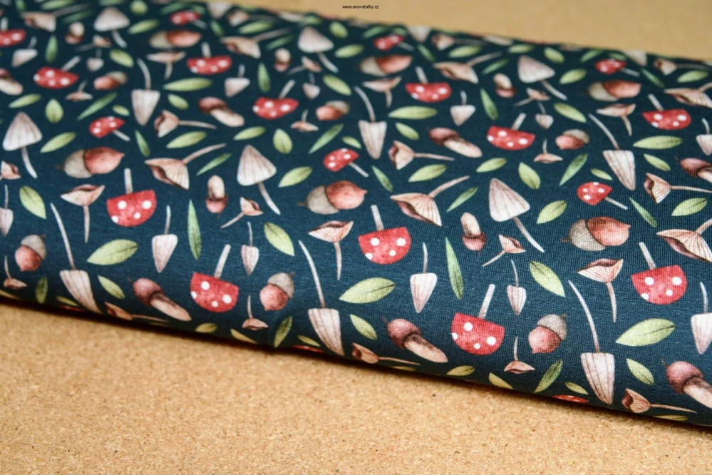 Úplet potisk muchomůrka s žaludy na tmavě modré