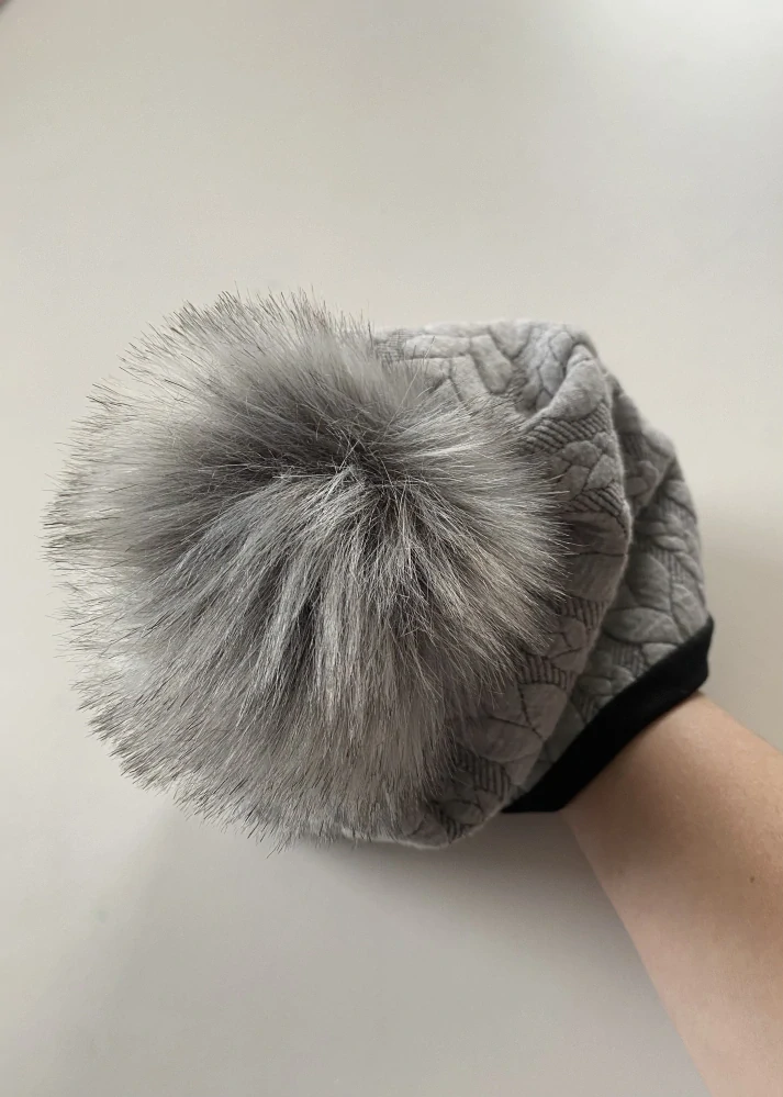 Čepice s bambulí vel 50 sv. šedá