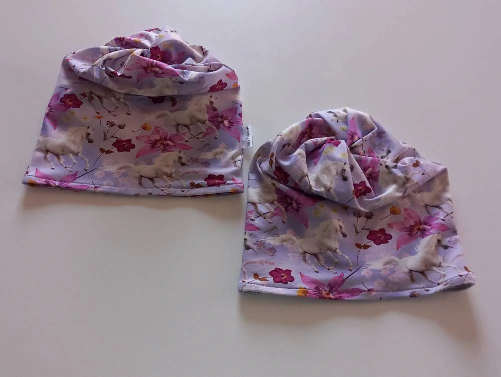 Úplet bílý kůň mezi fialovými květy