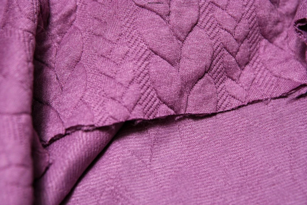 Pletenina copánky lila se starorůžovým nádechem