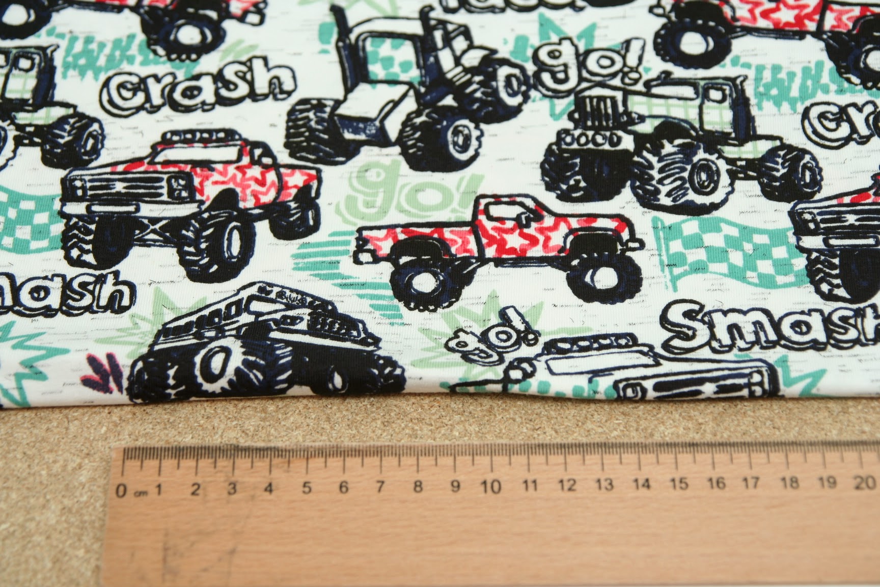 Úplet červený truck na melé ekru