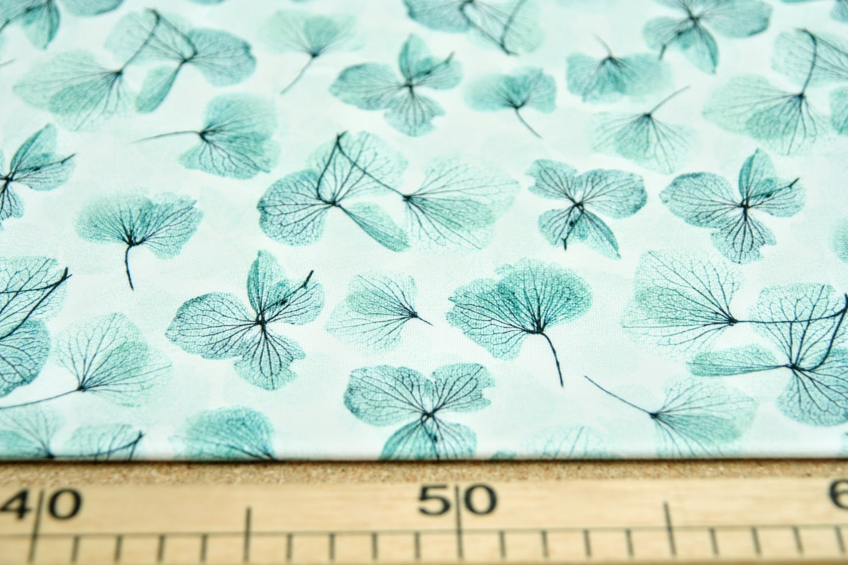 Teplákovina smaragdové lístečky na světlé