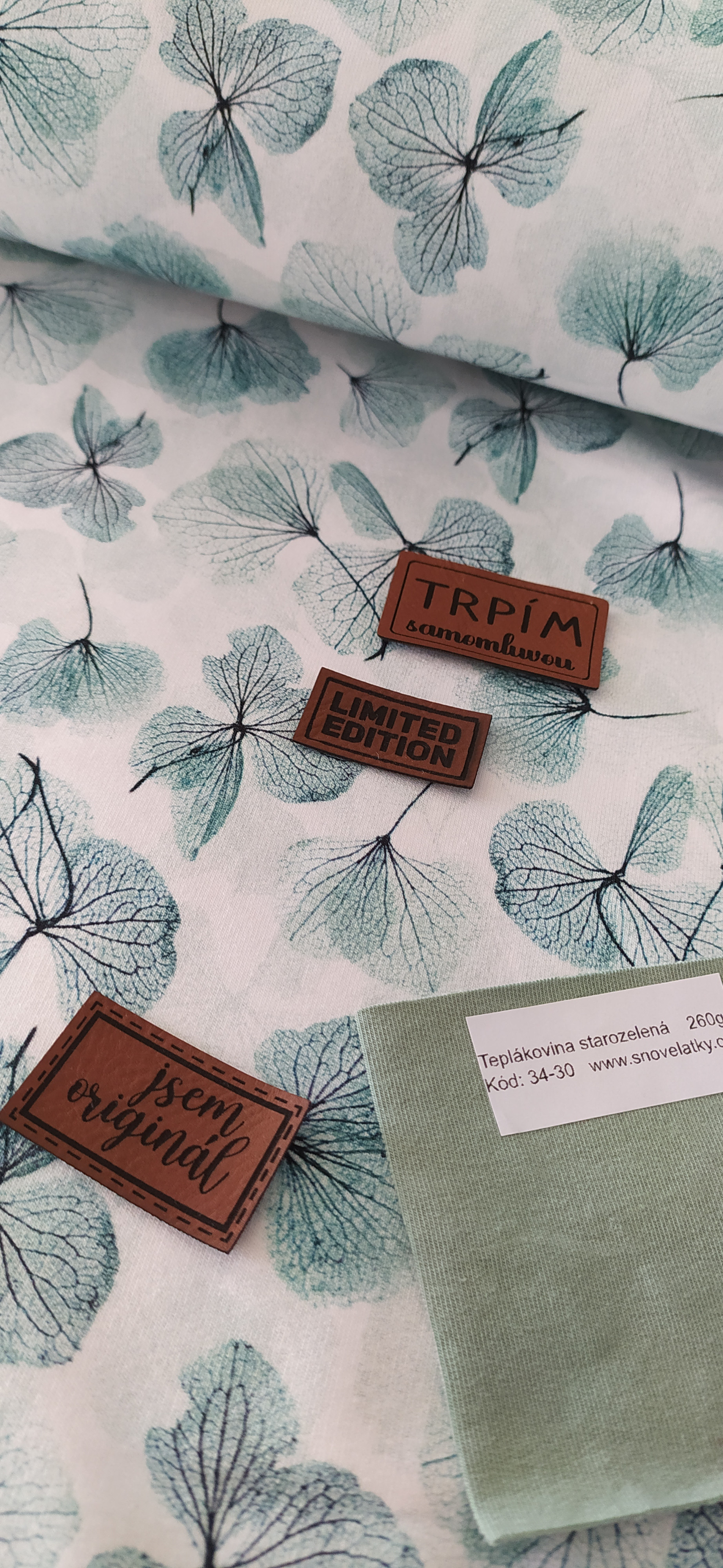 Teplákovina smaragdové lístečky na světlé