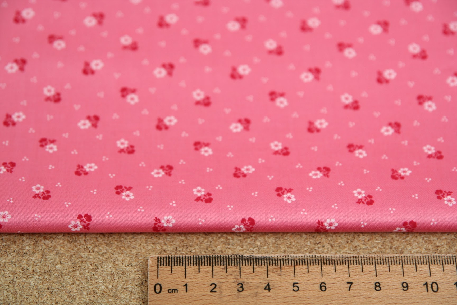 Bavlněný satén drobné kytky bílé na růžové