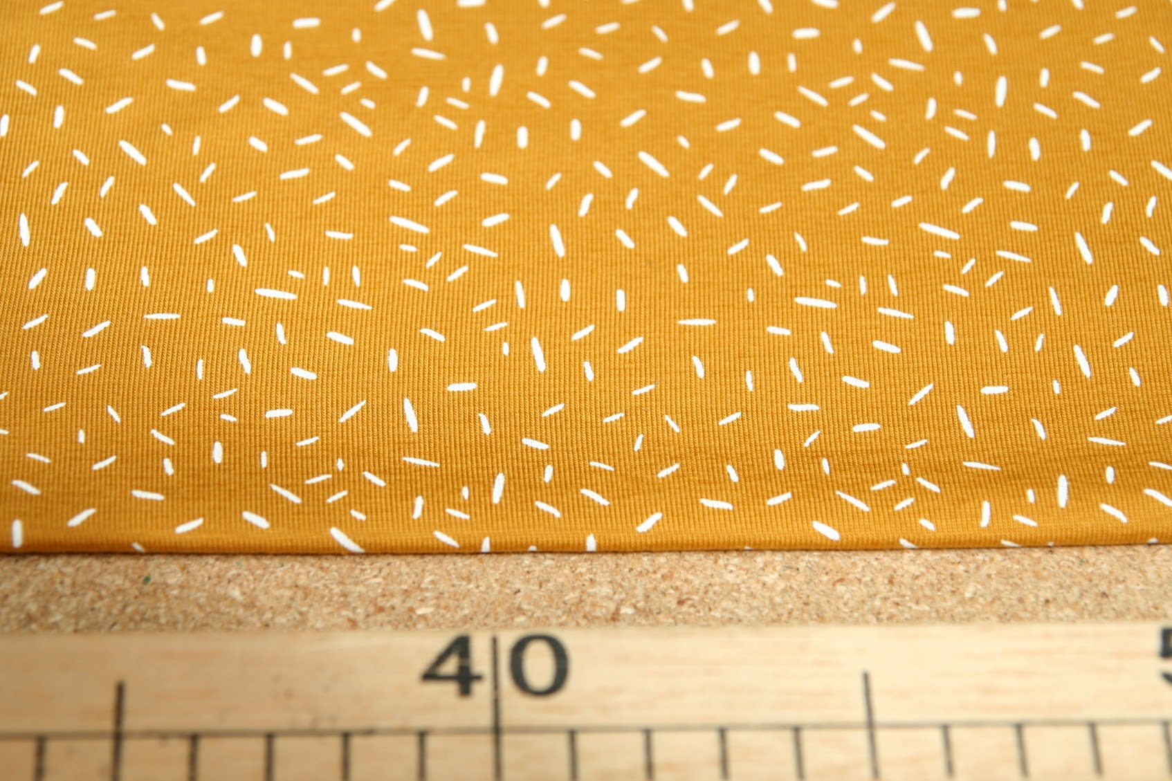 Úplet rozsypaná zrnka rýže na hořčicové