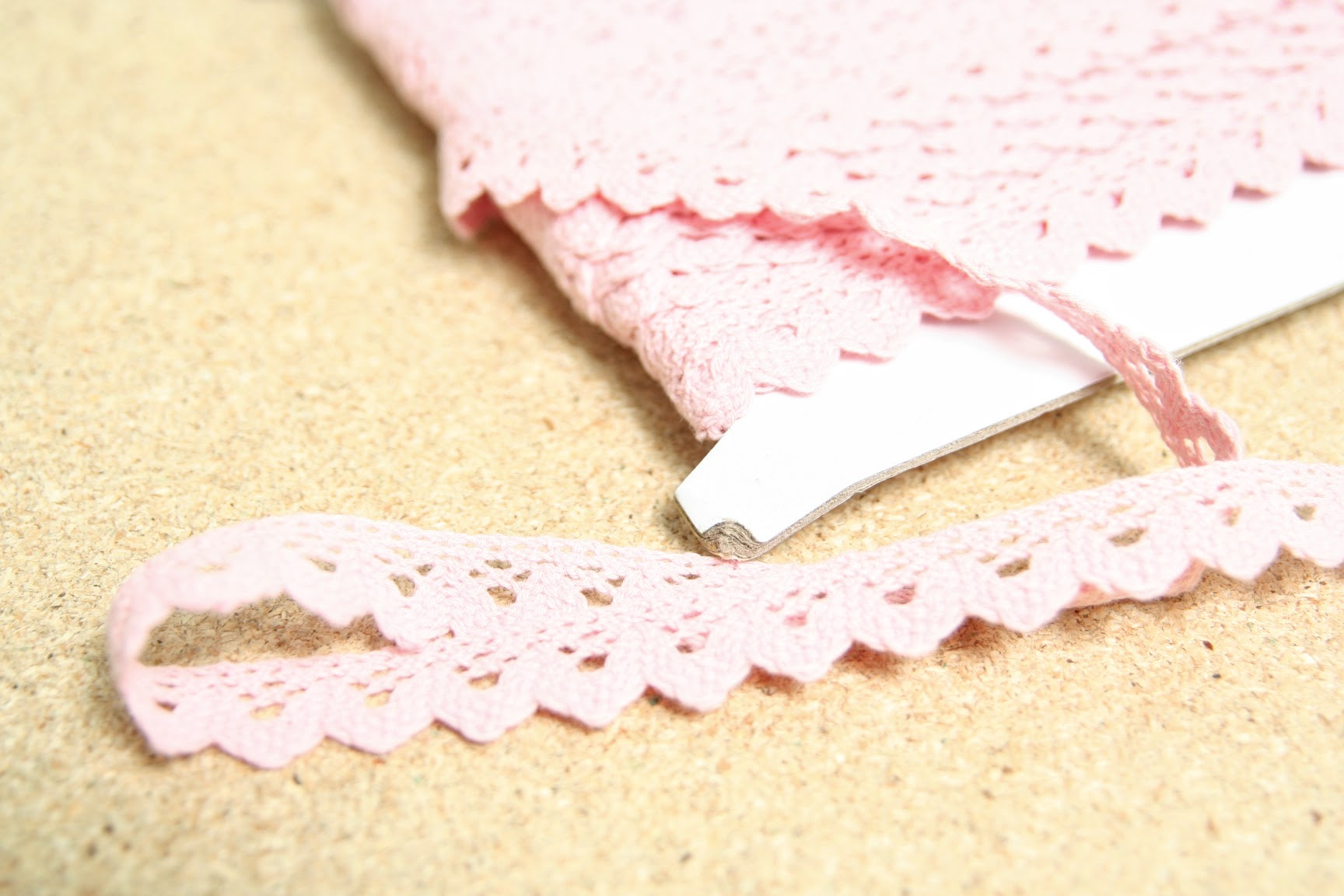 Krajka paličkovaná 15 mm růžová