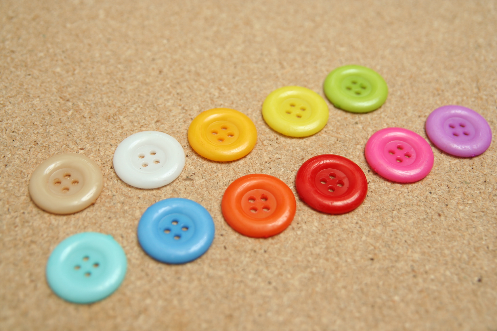 Knoflík plastový bílý 34mm