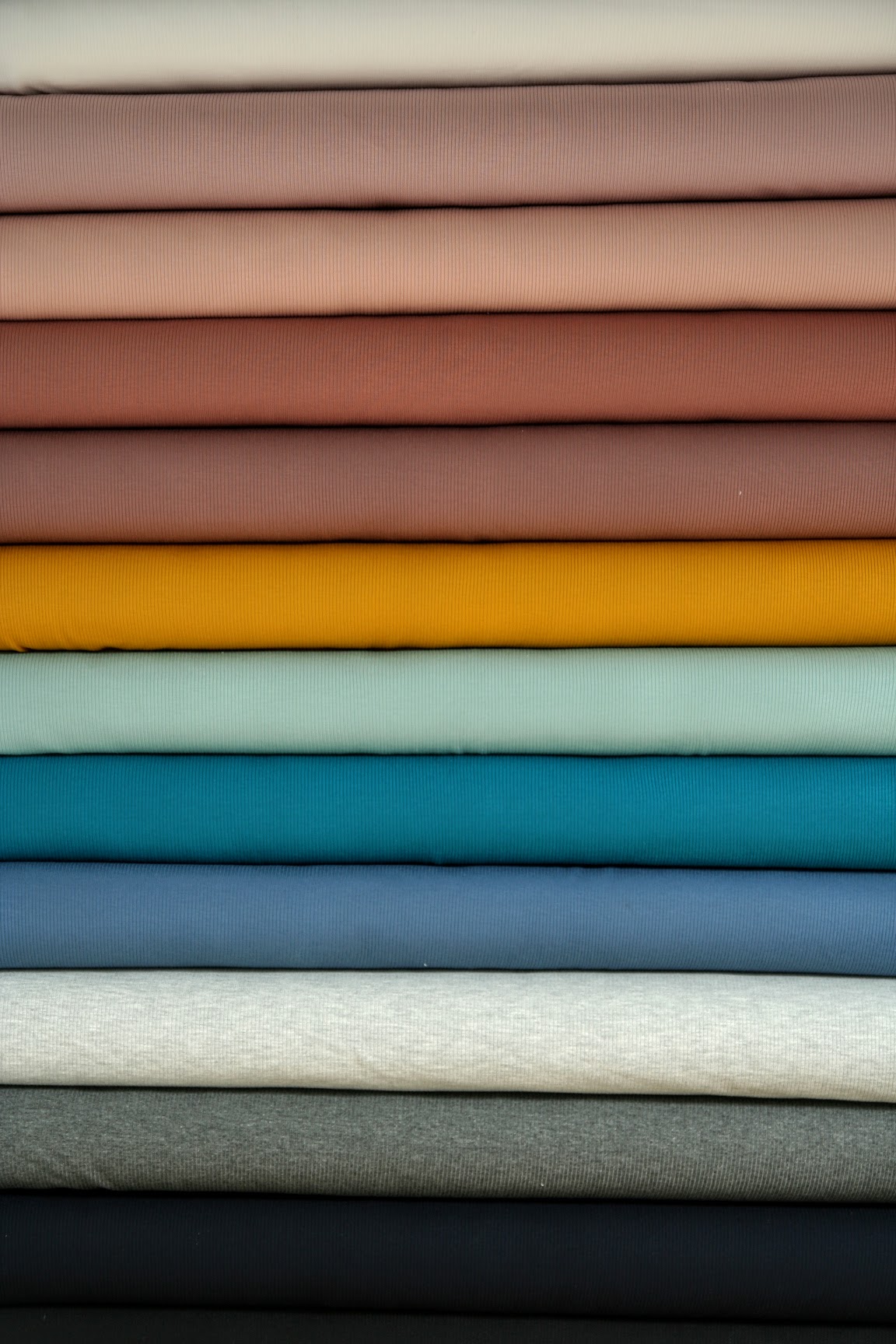 Úplet žebrovaný šedý melé tmavé