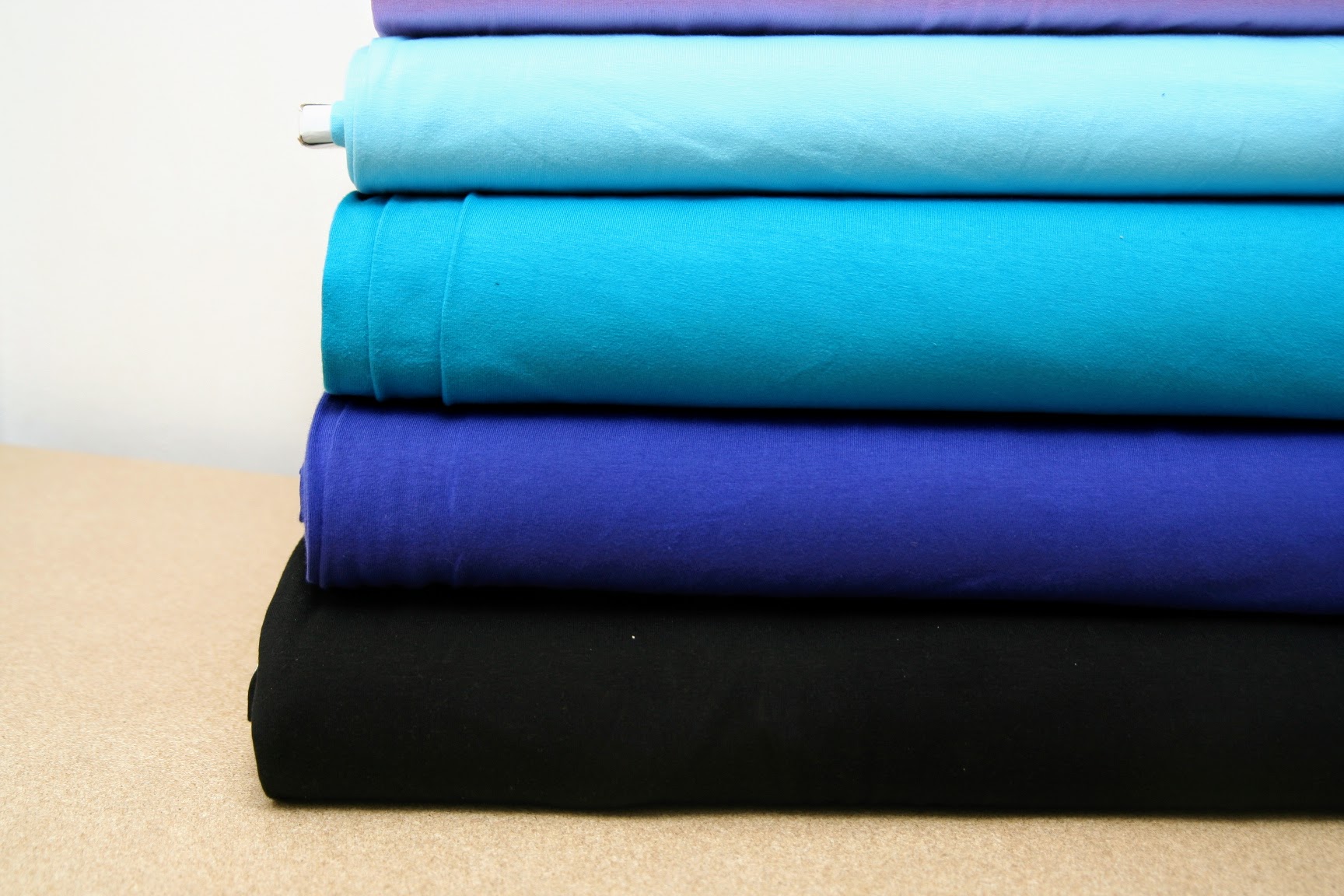 Jednobarevný úplet černý 210 g