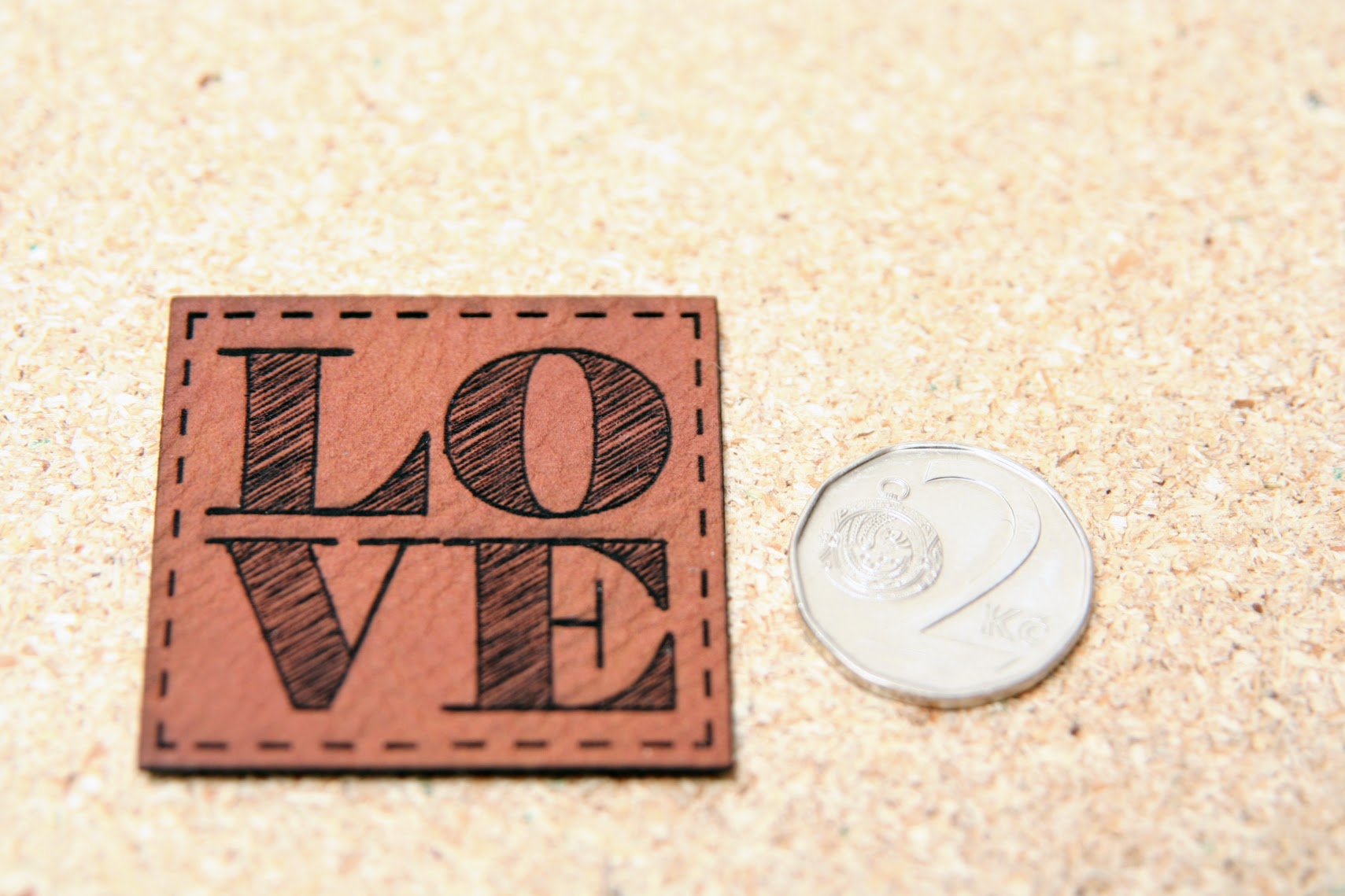 Koženkový štítek na oblečení Love 40mm x 40mm