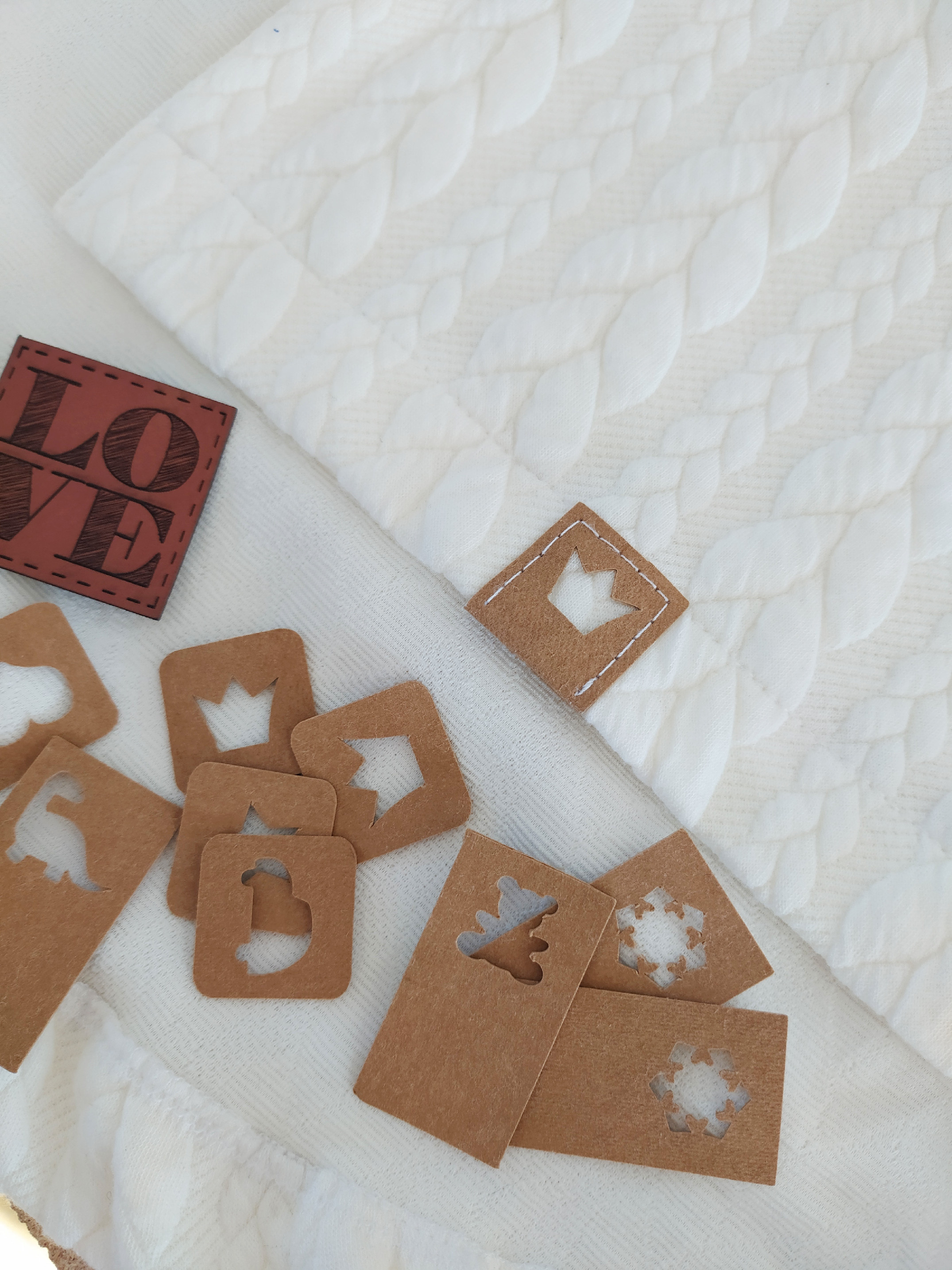 Koženkový štítek na oblečení Love 40mm x 40mm