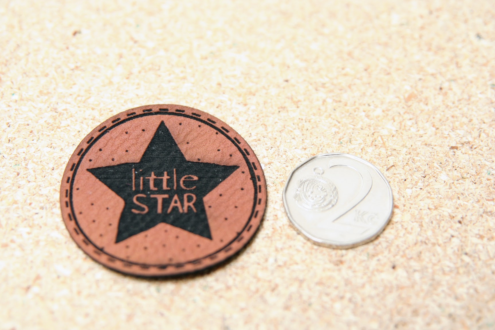 Koženkový štítek na oblečení Hvězda little STAR 40mm