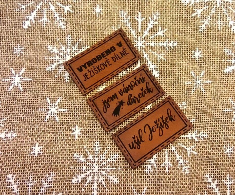 Koženkový štítek na oblečeni "VYROBENO V JEŽÍŠKOVĚ DÍLNĚ" 50mm x 25mm