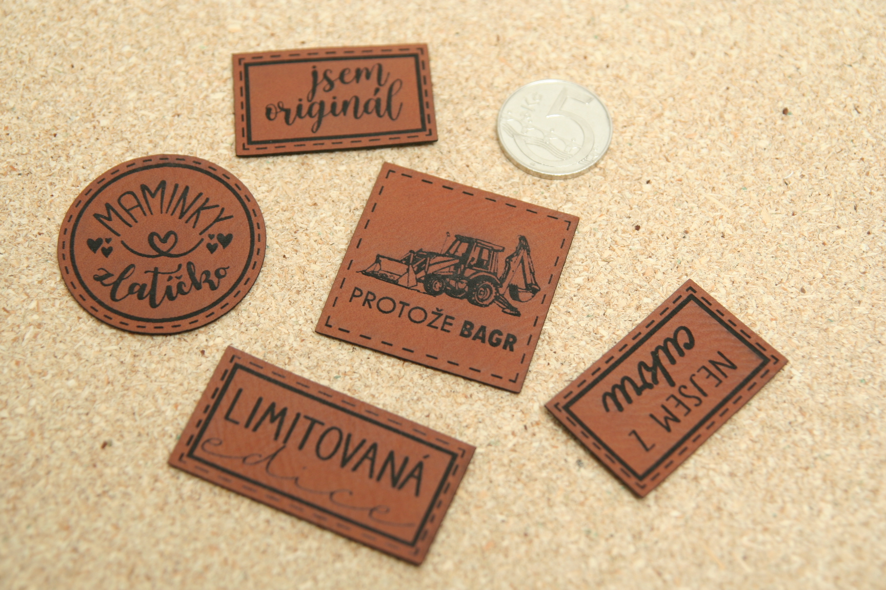 Koženkový štítek na oblečení NEJSEM Z cukru