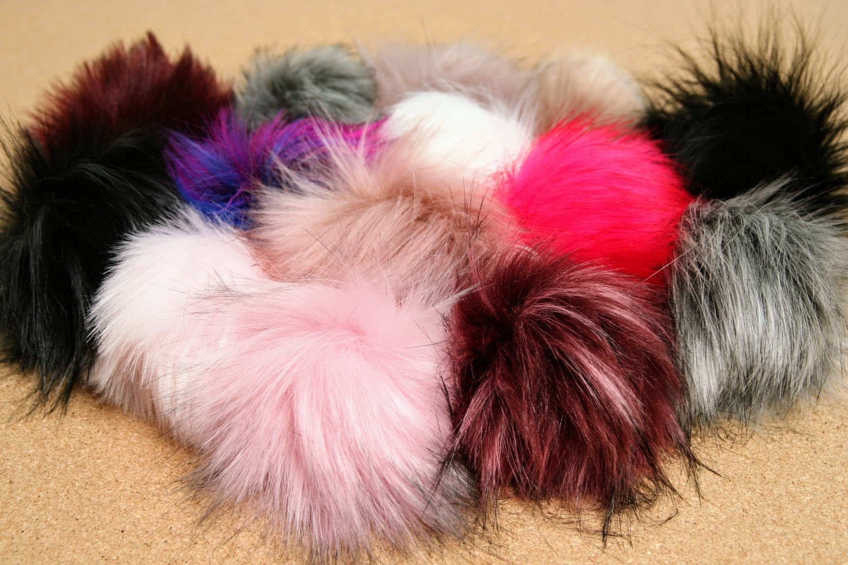 Bambule na čepici růžová, černé konečky