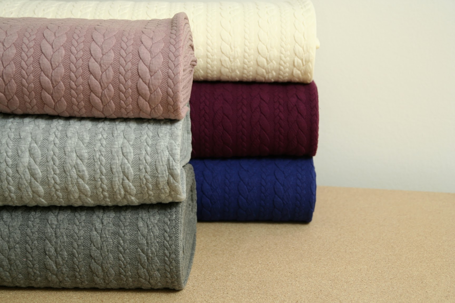 Pletenina copánky bílo-smetanová