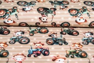 Úplet zvířátka na farmě v traktoru