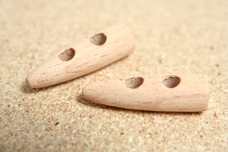 Knoflík dřevěný roh 40 mm