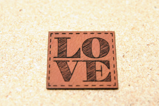 Koženkový štítek na oblečení Love 40mm x 40mm