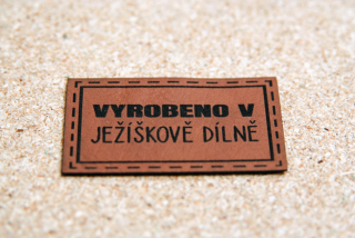 Koženkový štítek na oblečeni "VYROBENO V JEŽÍŠKOVĚ DÍLNĚ" 50mm x 25mm