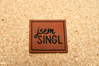 Koženkový štítek na oblečení jsem SINGL