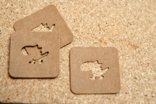 Štítek na oblečeni Čtverec dinosaurus 28mm x 28mm