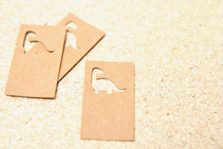 Štítek na oblečeni dinosaurus 20mm x 45mm