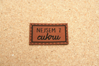Koženkový štítek na oblečení NEJSEM Z cukru