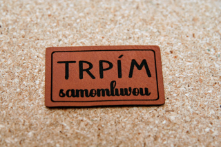 Koženkový štítek na oblečení TRPÍM samomluvou 45mm x 25mm